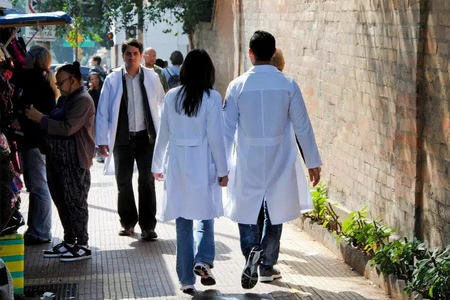 No Brasil, é proibido o uso de Jalecos fora do Trabalho.